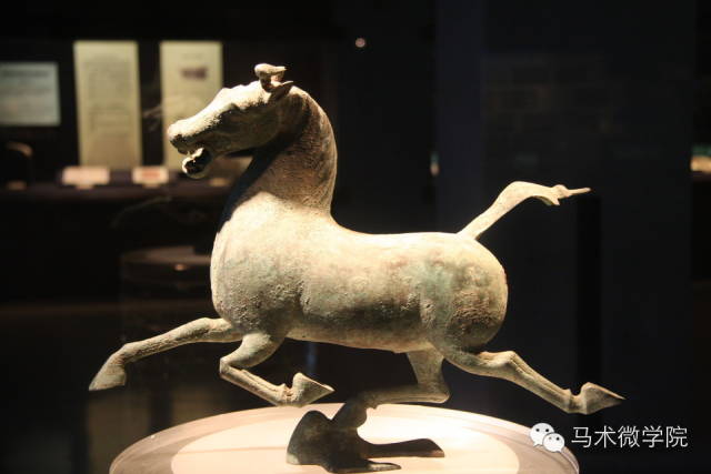 «Летящая лошадь», бронзовая статуэтка 25—220 гг. н. э. в музее провинции Ганьсу.jpeg